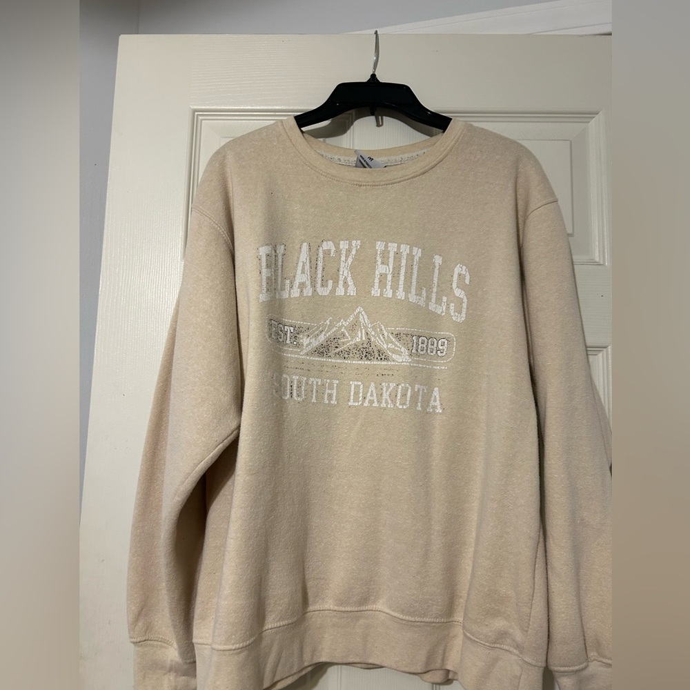 Vintage black hills crewneck